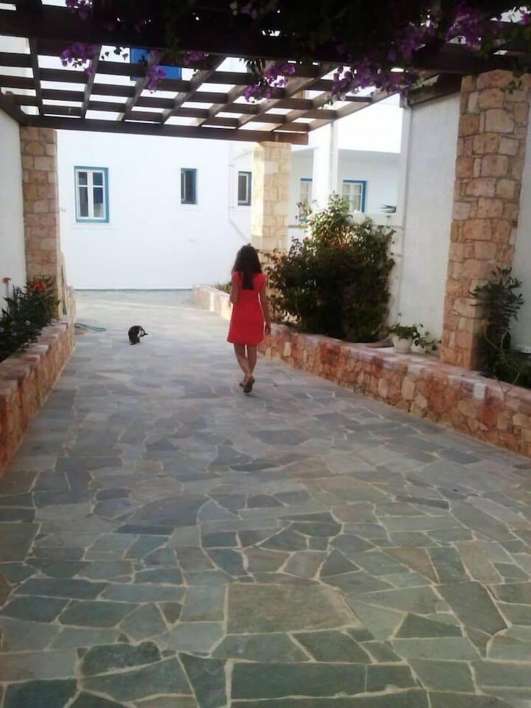 Glaronisia Hotel Pollonia Exterior photo